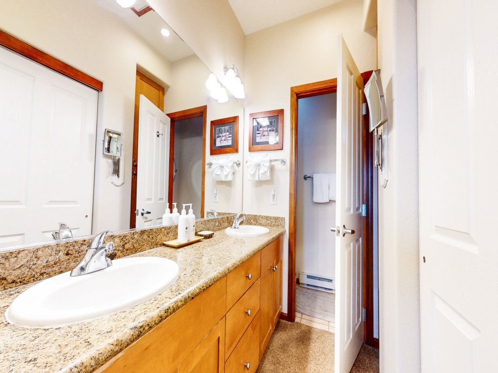 Eagle Run 212 Ski-in Ski-Out Luxury Mountain Cabin with Private Washer Dryer Vacation Rental in Mammoth Lakes - RedAwning