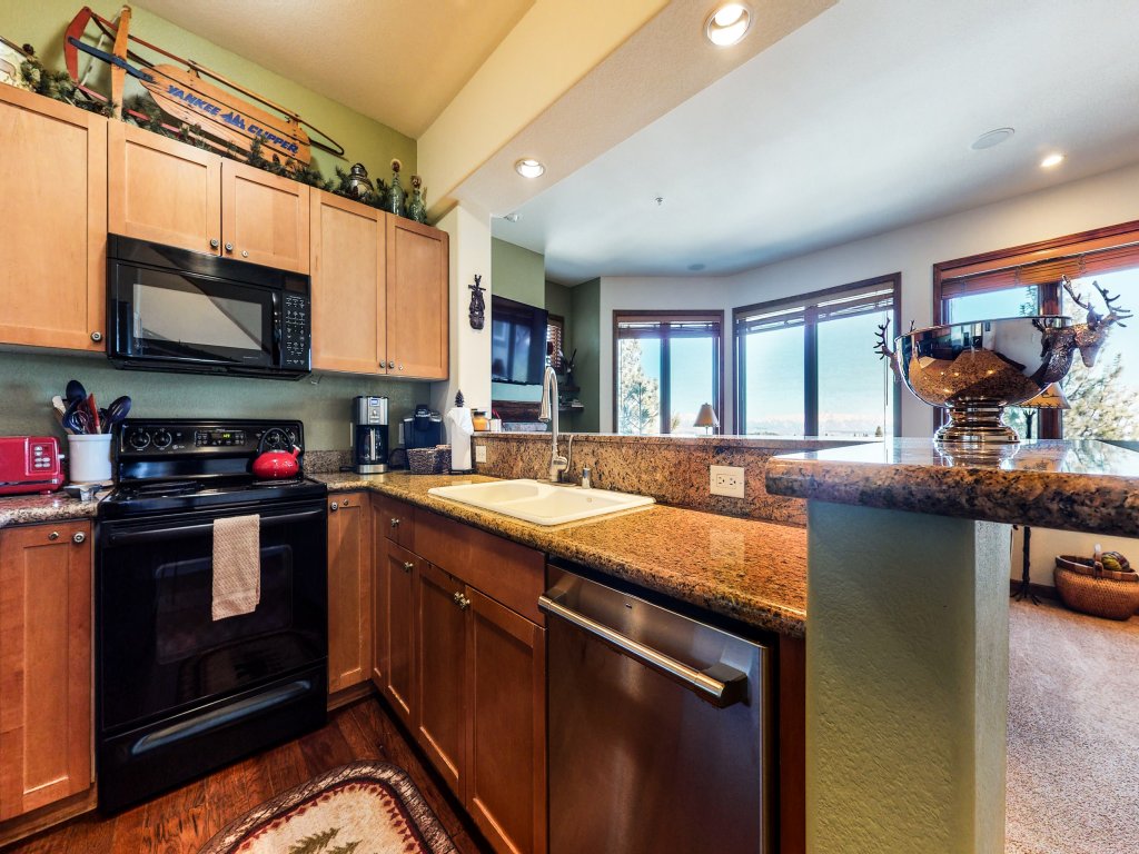 Eagle Run 212 Ski-in Ski-Out Luxury Mountain Cabin with Private Washer Dryer Vacation Rental in Mammoth Lakes - RedAwning