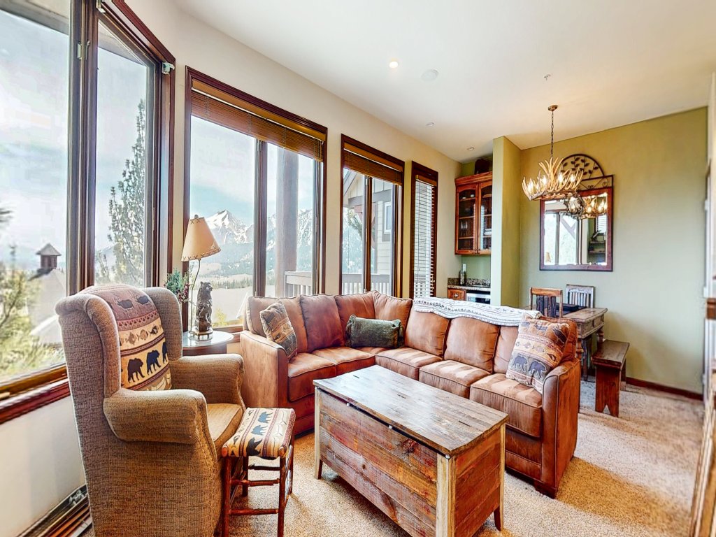 Eagle Run 212 Ski-in Ski-Out Luxury Mountain Cabin with Private Washer Dryer Vacation Rental in Mammoth Lakes - RedAwning