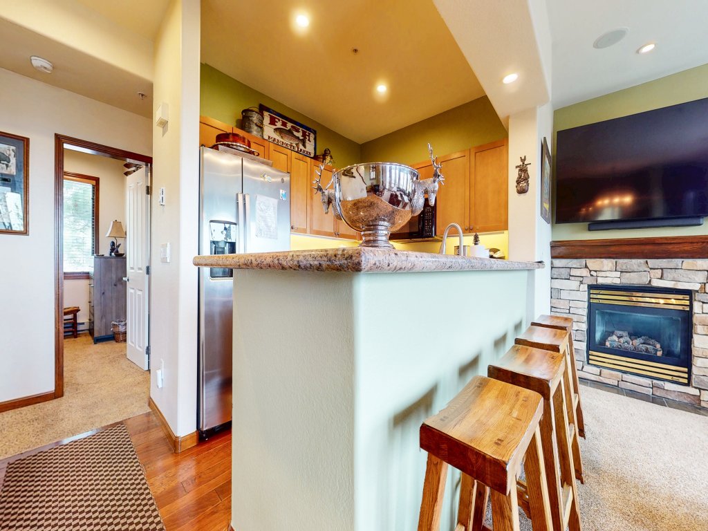Eagle Run 212 Ski-in Ski-Out Luxury Mountain Cabin with Private Washer Dryer Vacation Rental in Mammoth Lakes - RedAwning