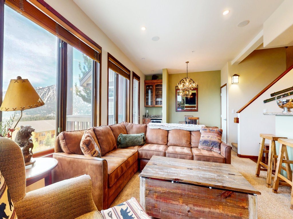 Eagle Run 212 Ski-in Ski-Out Luxury Mountain Cabin with Private Washer Dryer Vacation Rental in Mammoth Lakes - RedAwning