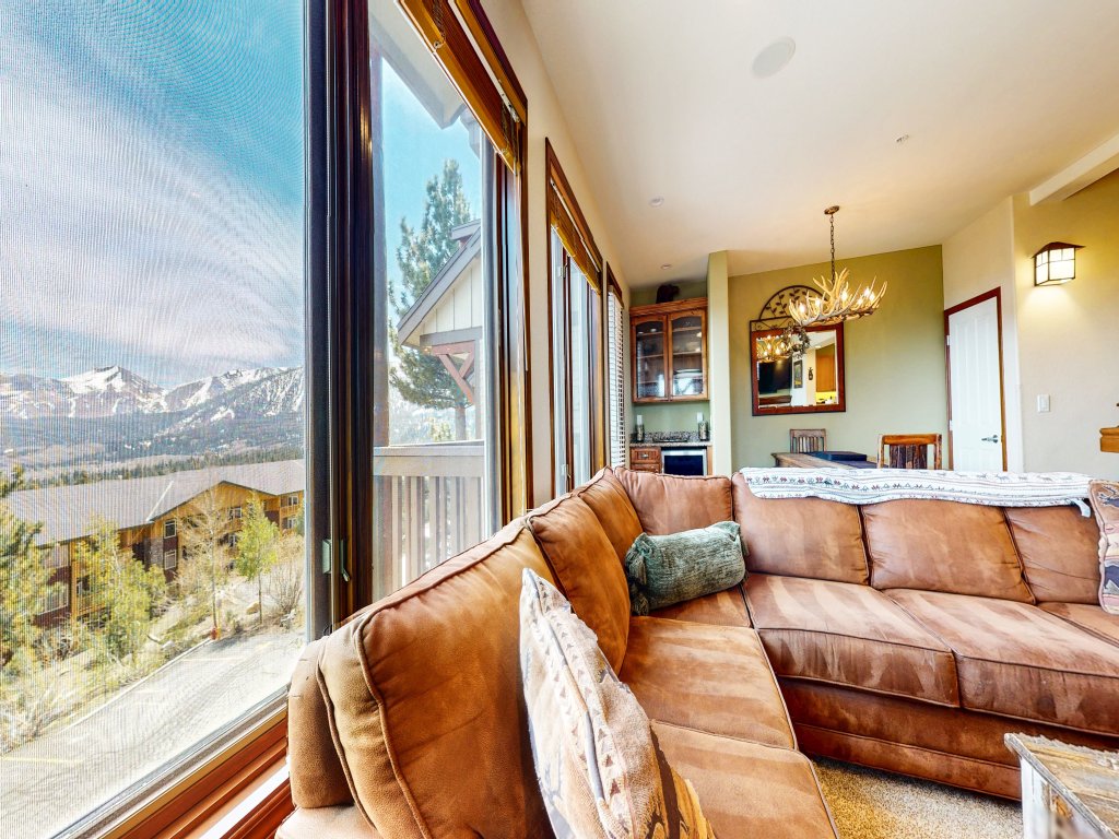 Eagle Run 212 Ski-in Ski-Out Luxury Mountain Cabin with Private Washer Dryer Vacation Rental in Mammoth Lakes - RedAwning