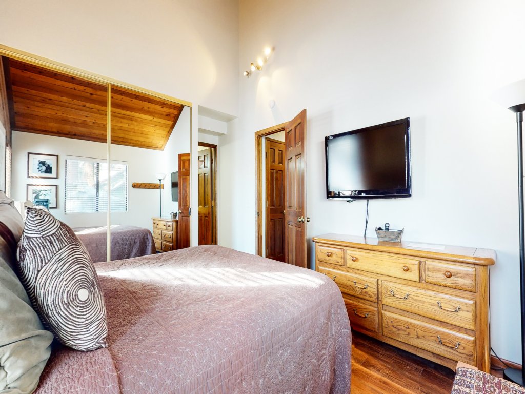 Mammoth Sierra Townhomes 24 Spacious Updated Townhome, Walk to Shopping Center Vacation Rental in Mammoth Lakes - RedAwning