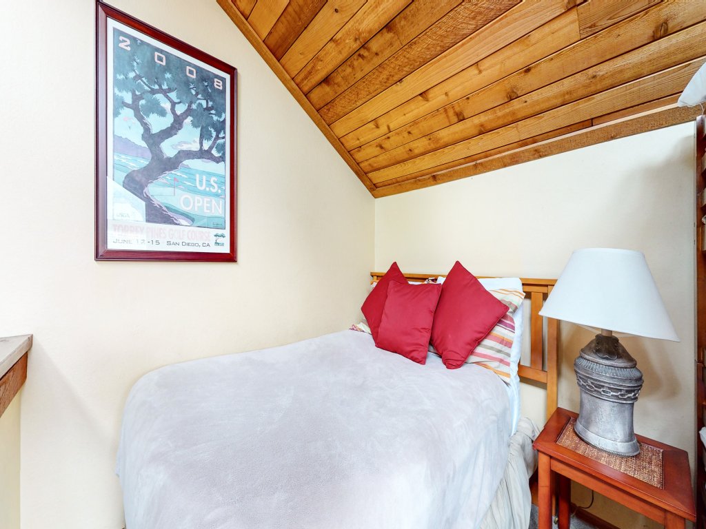 Mammoth Sierra Townhomes 24 Spacious Updated Townhome, Walk to Shopping Center Vacation Rental in Mammoth Lakes - RedAwning
