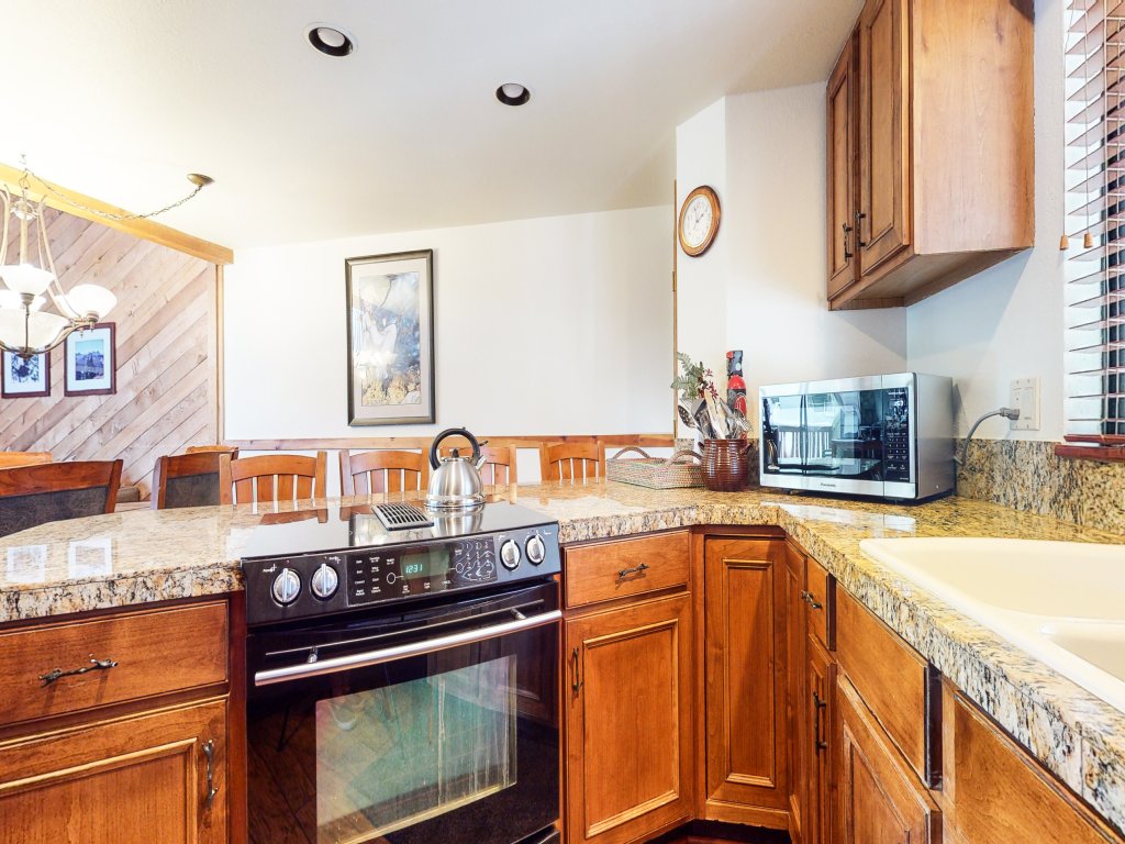 Mammoth Sierra Townhomes 24 Spacious Updated Townhome, Walk to Shopping Center Vacation Rental in Mammoth Lakes - RedAwning
