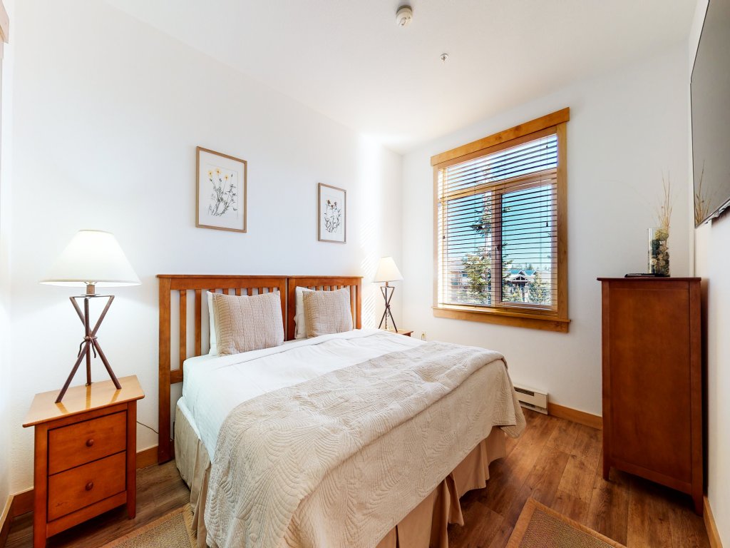 Sunstone 109 Remodeled Condo Great Complex Amenities with Ski-In Ski-Out Vacation Rental in Mammoth Lakes - RedAwning