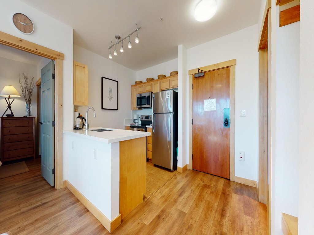 Sunstone 109 Remodeled Condo Great Complex Amenities with Ski-In Ski-Out Vacation Rental in Mammoth Lakes - RedAwning
