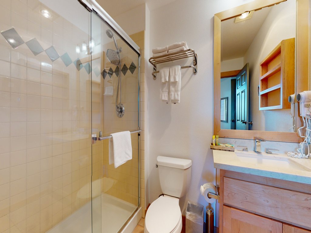 Sunstone 109 Remodeled Condo Great Complex Amenities with Ski-In Ski-Out Vacation Rental in Mammoth Lakes - RedAwning