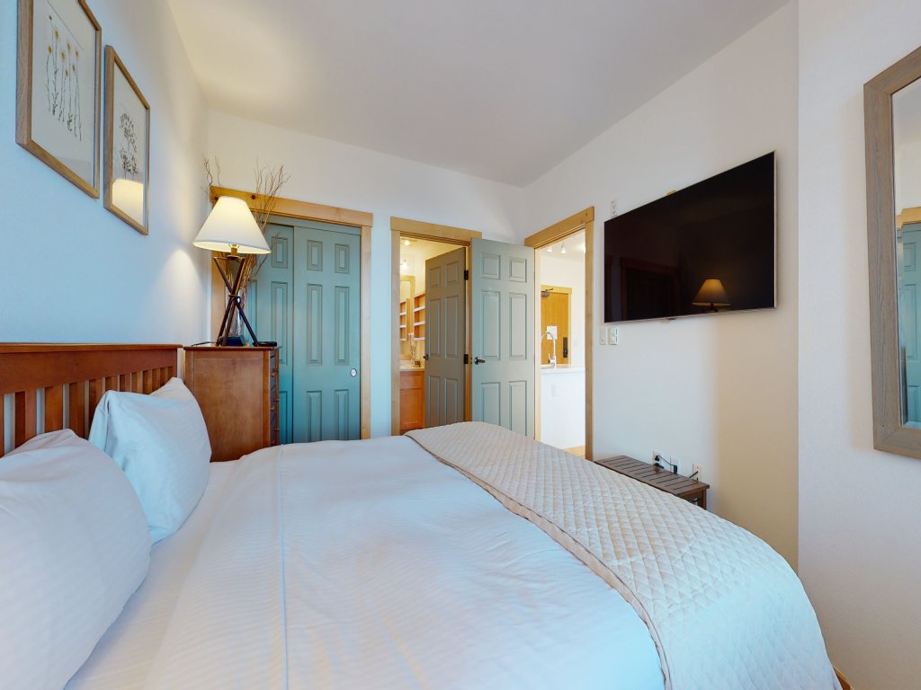 Sunstone 109 Remodeled Condo Great Complex Amenities with Ski-In Ski-Out Vacation Rental in Mammoth Lakes - RedAwning