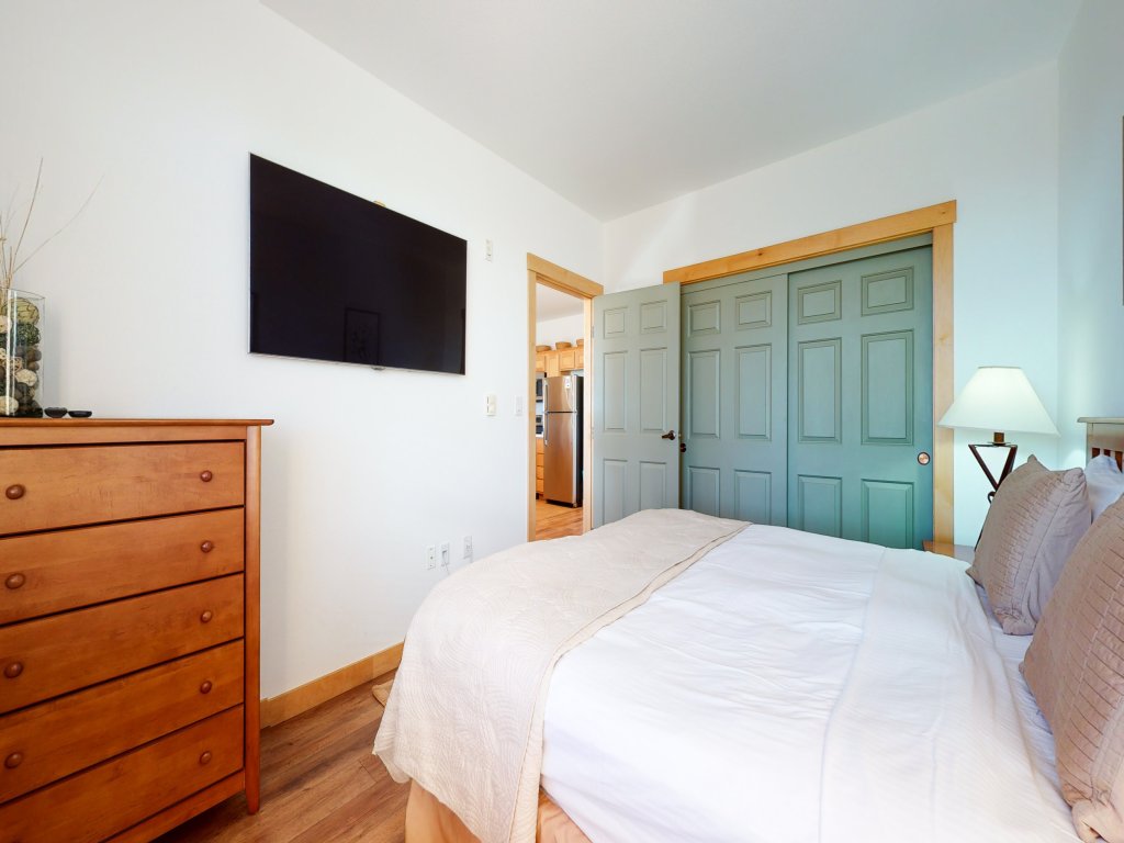 Sunstone 109 Remodeled Condo Great Complex Amenities with Ski-In Ski-Out Vacation Rental in Mammoth Lakes - RedAwning