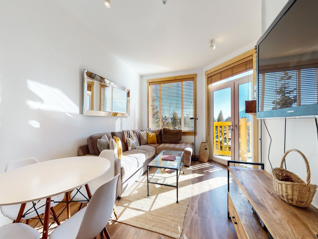Sunstone 109 Remodeled Condo Great Complex Amenities with Ski-In Ski-Out Vacation Rental in Mammoth Lakes - RedAwning