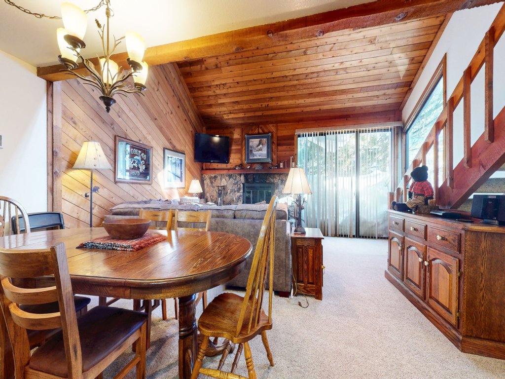 Mammoth Sierra Townhomes 40 Rustic and Spacious Townhome with Great Complex Amenities Vacation Rental in Mammoth Lakes - RedAwning