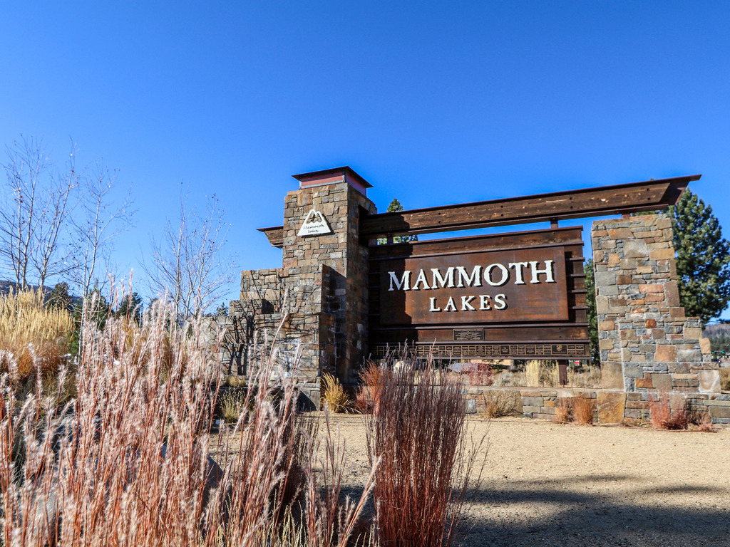 Mammoth Sierra Townhomes 40 Rustic and Spacious Townhome with Great Complex Amenities Vacation Rental in Mammoth Lakes - RedAwning