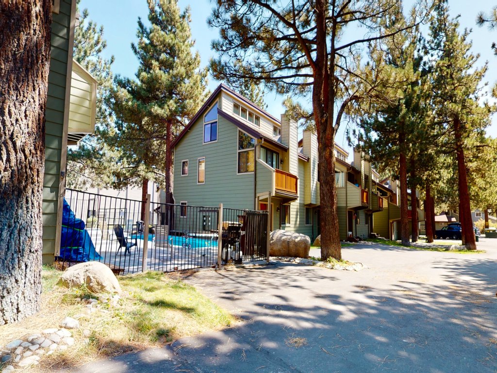 Mammoth Sierra Townhomes 40 Rustic and Spacious Townhome with Great Complex Amenities Vacation Rental in Mammoth Lakes - RedAwning