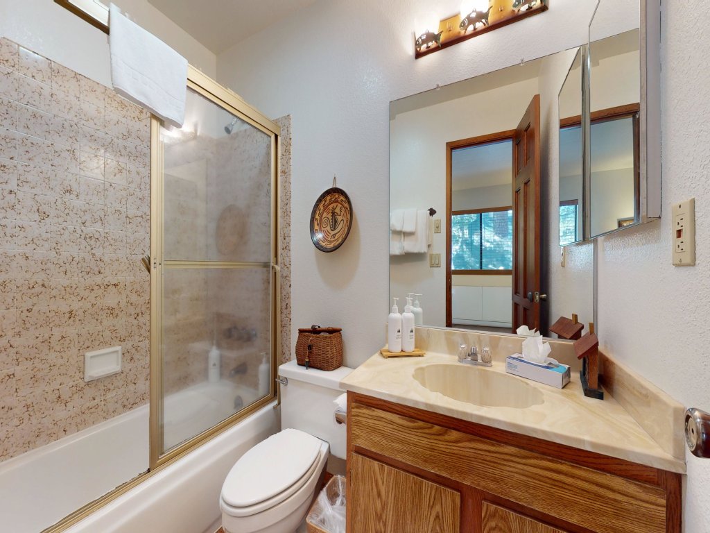 Mammoth Sierra Townhomes 40 Rustic and Spacious Townhome with Great Complex Amenities Vacation Rental in Mammoth Lakes - RedAwning