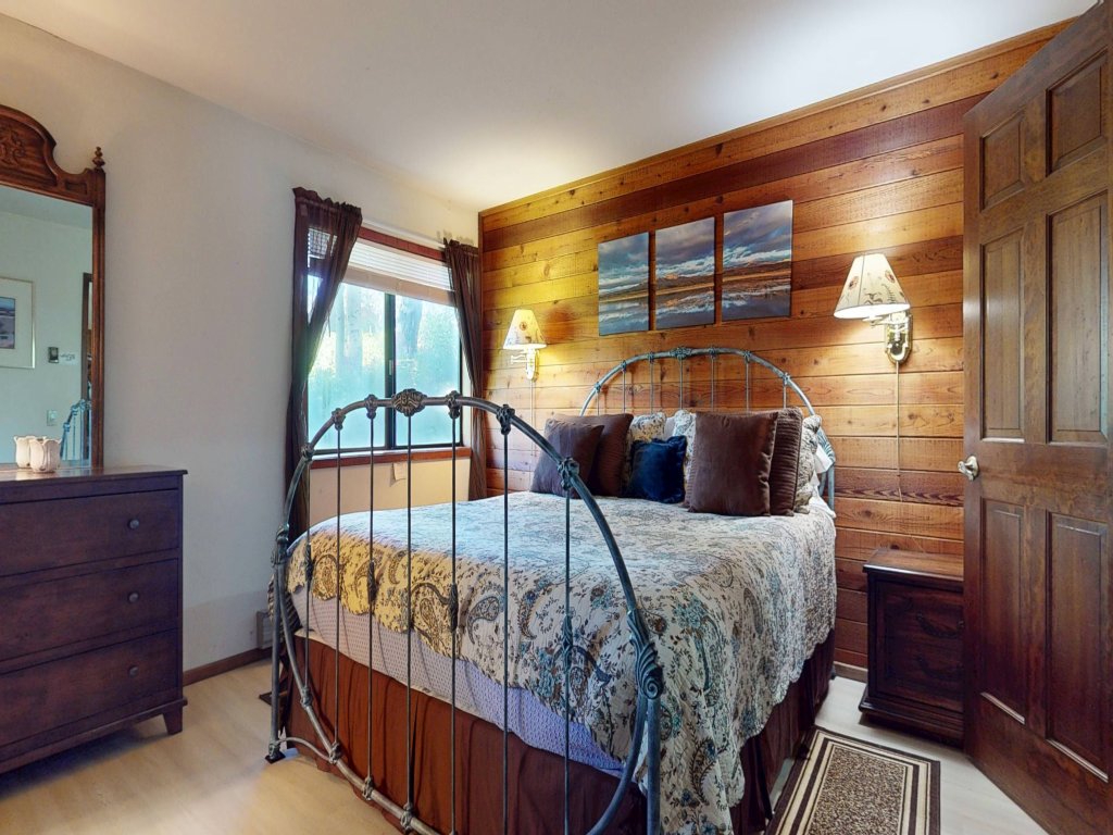 Snowflower 81 Mountain Rustic with Great Complex Amenities, On The Shuttle Route Vacation Rental in Mammoth Lakes - RedAwning