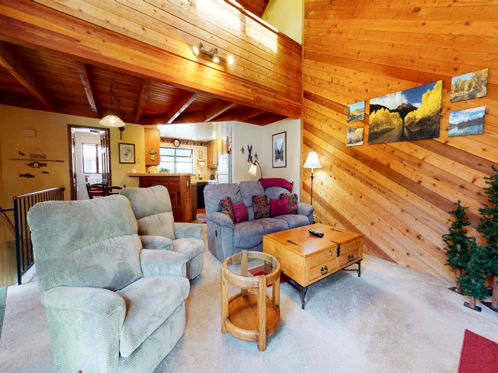 Snowflower 81 Mountain Rustic with Great Complex Amenities, On The Shuttle Route Vacation Rental in Mammoth Lakes - RedAwning