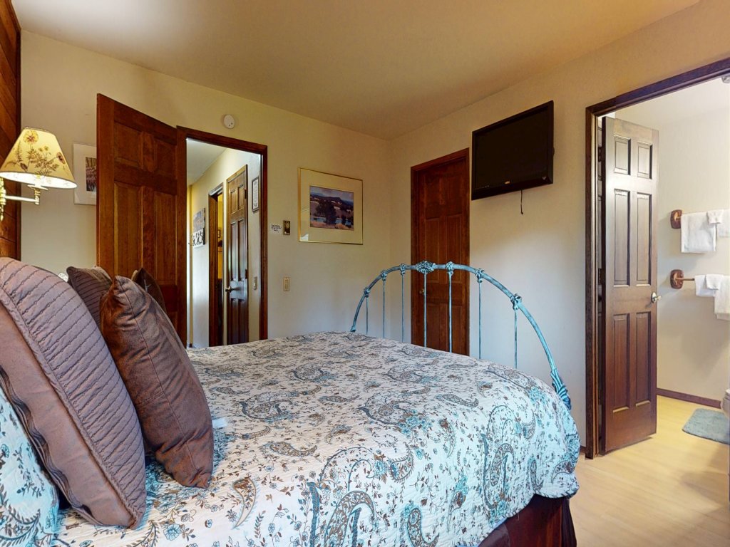Snowflower 81 Mountain Rustic with Great Complex Amenities, On The Shuttle Route Vacation Rental in Mammoth Lakes - RedAwning
