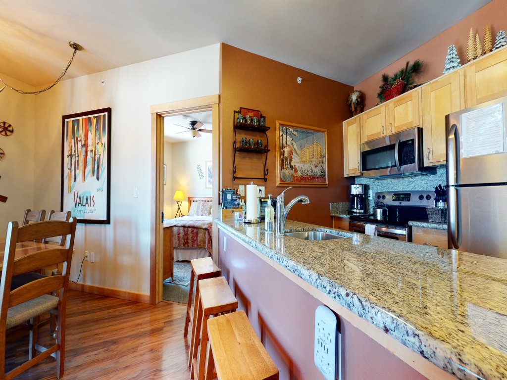 Juniper Springs Lodge 539 Deluxe Condo Great Complex Amenities near Ski-In Ski-Out Vacation Rental in Mammoth Lakes - RedAwning