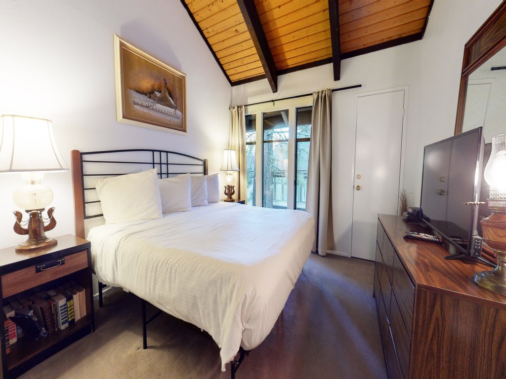 St. Moritz 12 Bright and cozy Mountain Cabin, Centrally Located Vacation Rental in Mammoth Lakes - RedAwning