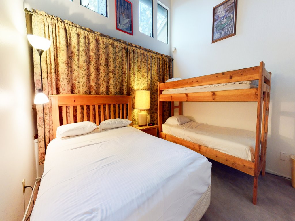 St. Moritz 12 Bright and cozy Mountain Cabin, Centrally Located Vacation Rental in Mammoth Lakes - RedAwning