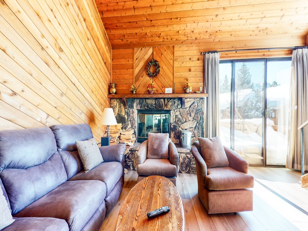 Snowflower 68 Spacious End Unit With Great Complex Amenities, Quiet Location Vacation Rental in Mammoth Lakes - RedAwning