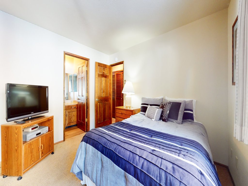 Snowflower 68 Spacious End Unit With Great Complex Amenities, Quiet Location Vacation Rental in Mammoth Lakes - RedAwning