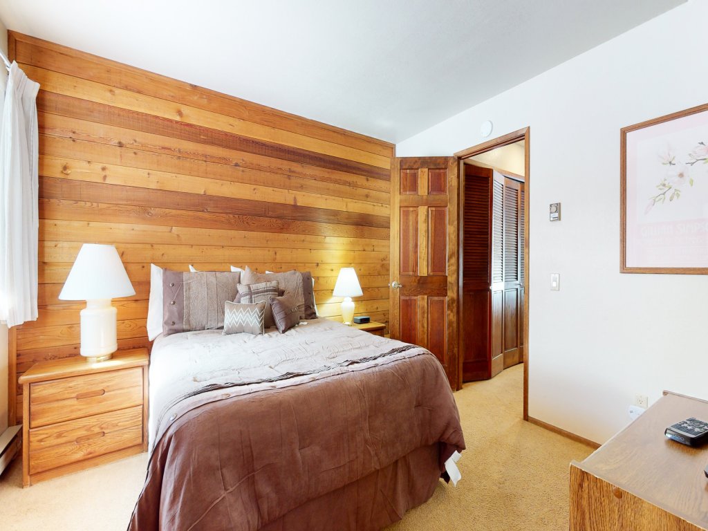 Snowflower 68 Spacious End Unit With Great Complex Amenities, Quiet Location Vacation Rental in Mammoth Lakes - RedAwning