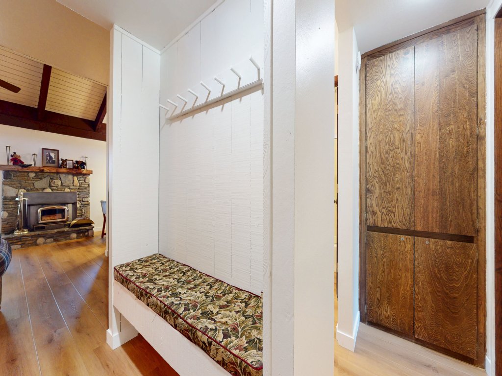 Discovery 4 104 Pet-Friendly Rustic Mountain Cabin, Close to Canyon Lodge Vacation Rental in Mammoth Lakes - RedAwning