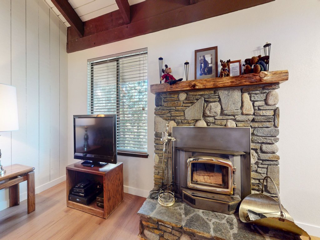 Discovery 4 104 Pet-Friendly Rustic Mountain Cabin, Close to Canyon Lodge Vacation Rental in Mammoth Lakes - RedAwning