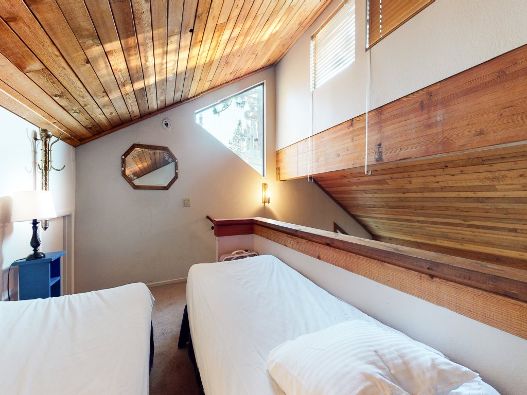 Mammoth Sierra Townhomes 26 Mountain Rustic Spacious Townhome, On the Shuttle Route Vacation Rental in Mammoth Lakes - RedAwning