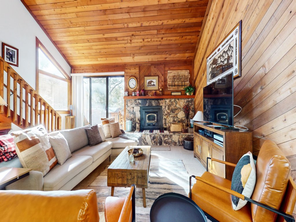 Mammoth Sierra Townhomes 26 Mountain Rustic Spacious Townhome, On the Shuttle Route Vacation Rental in Mammoth Lakes - RedAwning