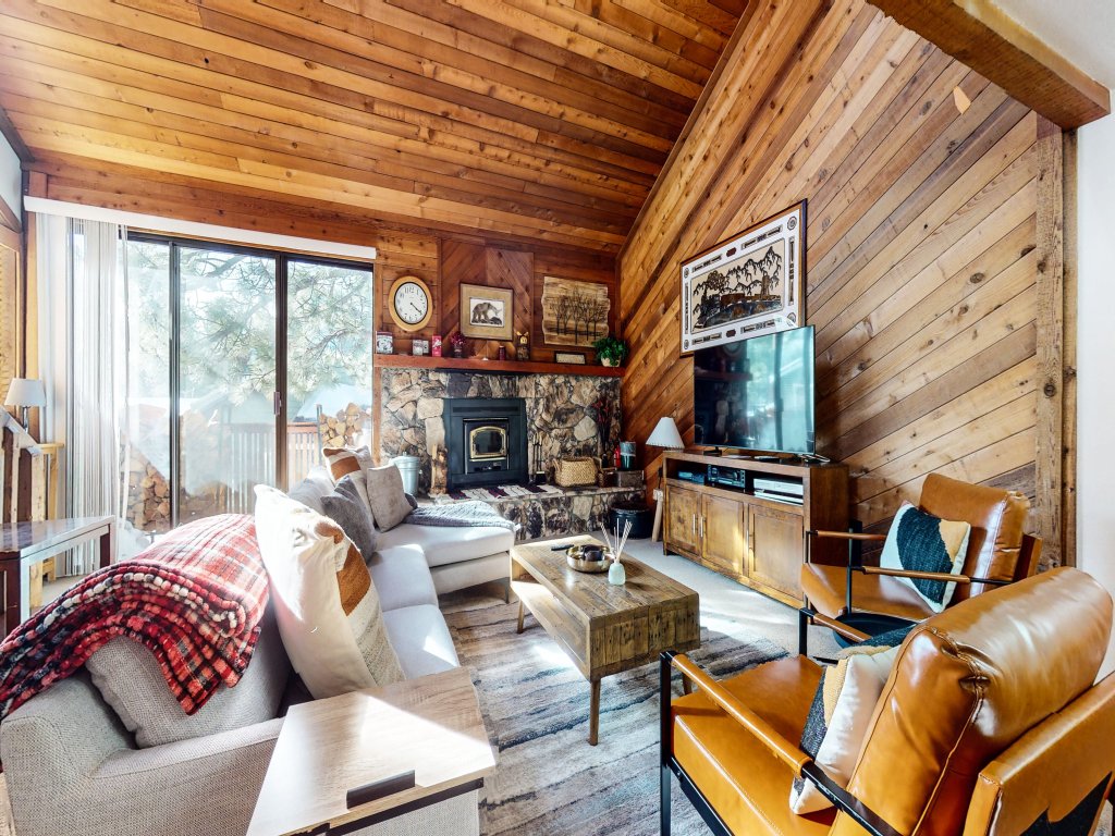 Mammoth Sierra Townhomes 26 Mountain Rustic Spacious Townhome, On the Shuttle Route Vacation Rental in Mammoth Lakes - RedAwning