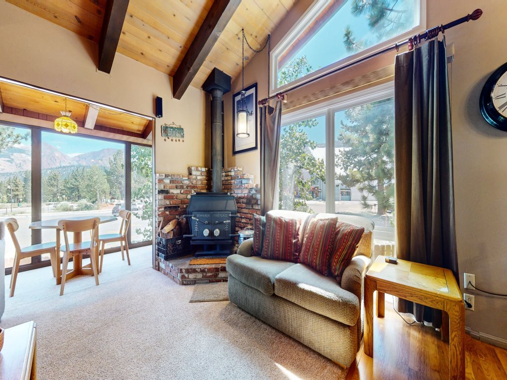 Chateau Blanc 25 Cozy with Gorgeous Mountain Views, On the Shuttle Route, Vacation Rental in Mammoth Lakes - RedAwning