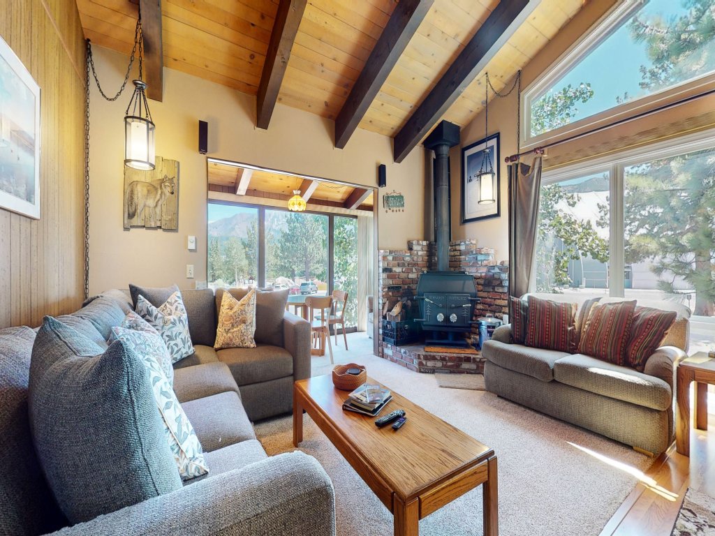 Chateau Blanc 25 Cozy with Gorgeous Mountain Views, On the Shuttle Route, Vacation Rental in Mammoth Lakes - RedAwning