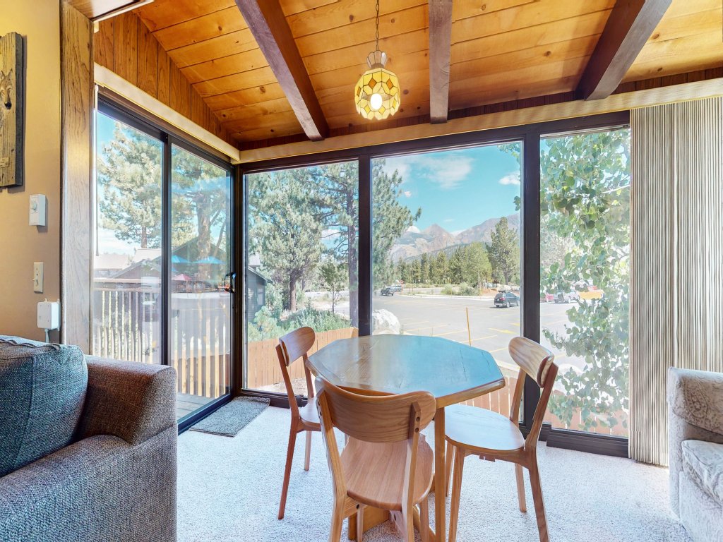 Chateau Blanc 25 Cozy with Gorgeous Mountain Views, On the Shuttle Route, Vacation Rental in Mammoth Lakes - RedAwning