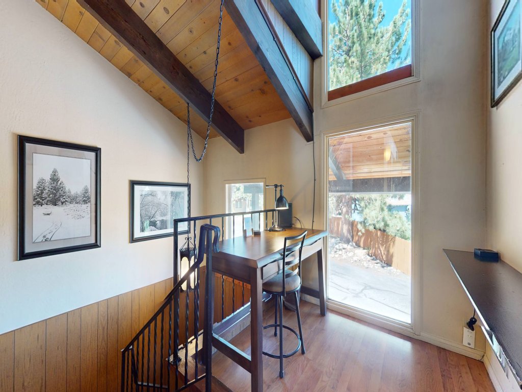Chateau Blanc 25 Cozy with Gorgeous Mountain Views, On the Shuttle Route, Vacation Rental in Mammoth Lakes - RedAwning