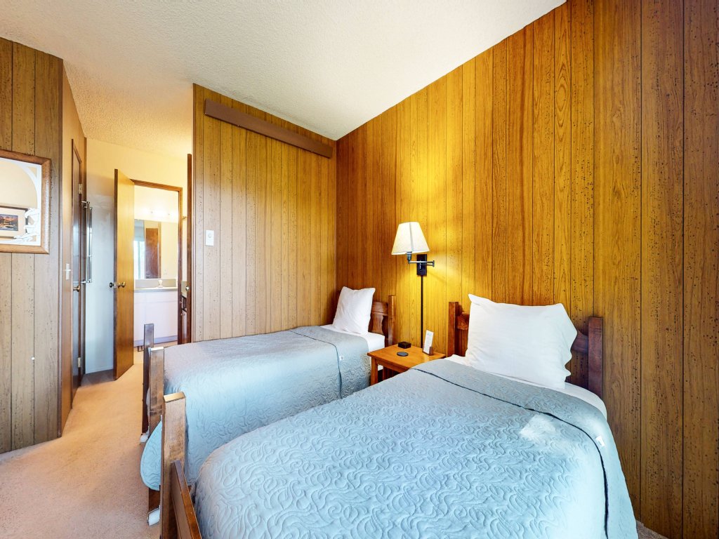Chateau Blanc 25 Cozy with Gorgeous Mountain Views, On the Shuttle Route, Vacation Rental in Mammoth Lakes - RedAwning