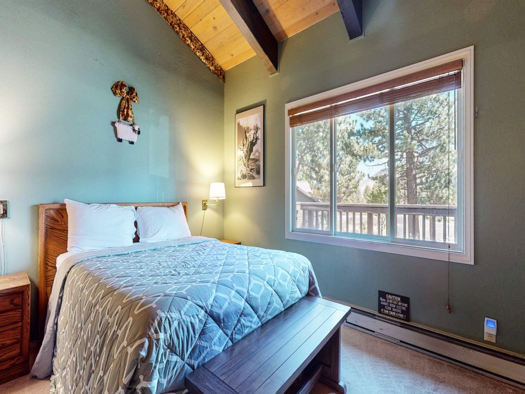 Chateau Blanc 25 Cozy with Gorgeous Mountain Views, On the Shuttle Route, Vacation Rental in Mammoth Lakes - RedAwning