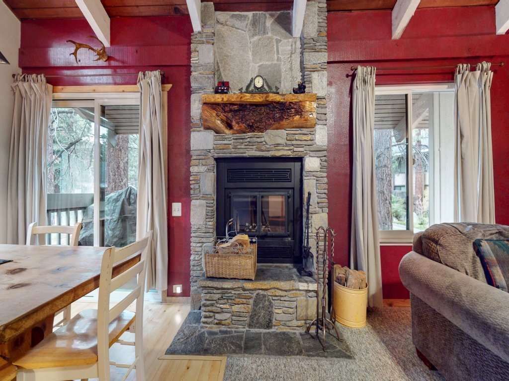 Horizons 4 120 Great Complex Amenities, On The Shuttle Route, Walk To Shops and Restaurants Vacation Rental in Mammoth Lakes - RedAwning