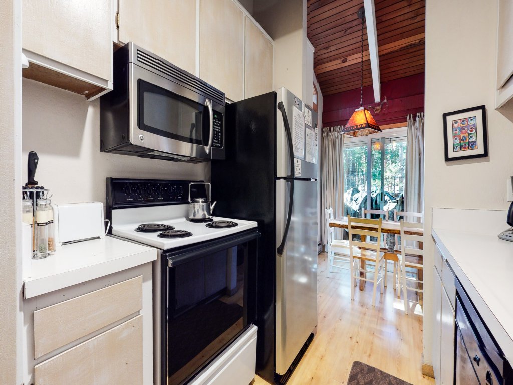 Horizons 4 120 Great Complex Amenities, On The Shuttle Route, Walk To Shops and Restaurants Vacation Rental in Mammoth Lakes - RedAwning