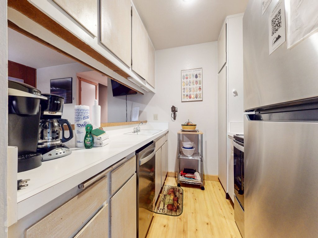 Horizons 4 120 Great Complex Amenities, On The Shuttle Route, Walk To Shops and Restaurants Vacation Rental in Mammoth Lakes - RedAwning