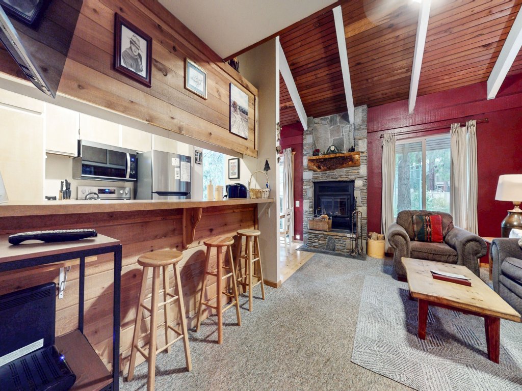 Horizons 4 120 Great Complex Amenities, On The Shuttle Route, Walk To Shops and Restaurants Vacation Rental in Mammoth Lakes - RedAwning