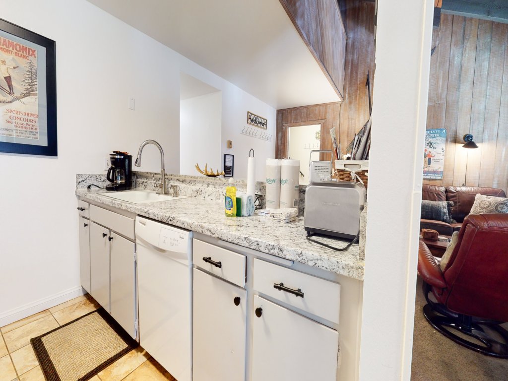 Horizons 4 150 Mountain Rustic, Walk To Shops and Restaurants, On Shuttle Route to Lodges Vacation Rental in Mammoth Lakes - RedAwning