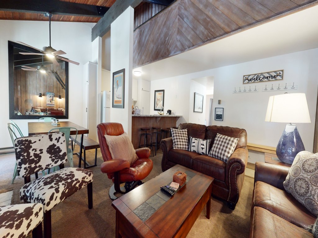 Horizons 4 150 Mountain Rustic, Walk To Shops and Restaurants, On Shuttle Route to Lodges Vacation Rental in Mammoth Lakes - RedAwning