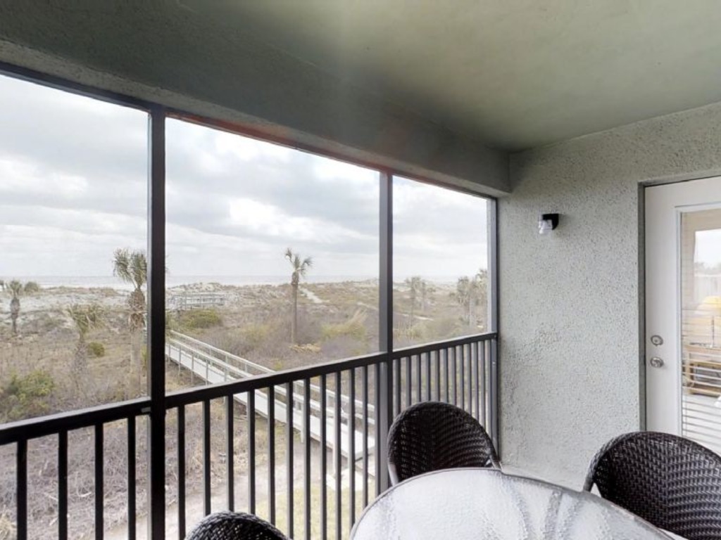 Oceanfront 2 Bedroom End Unit Condo Screened Porch And