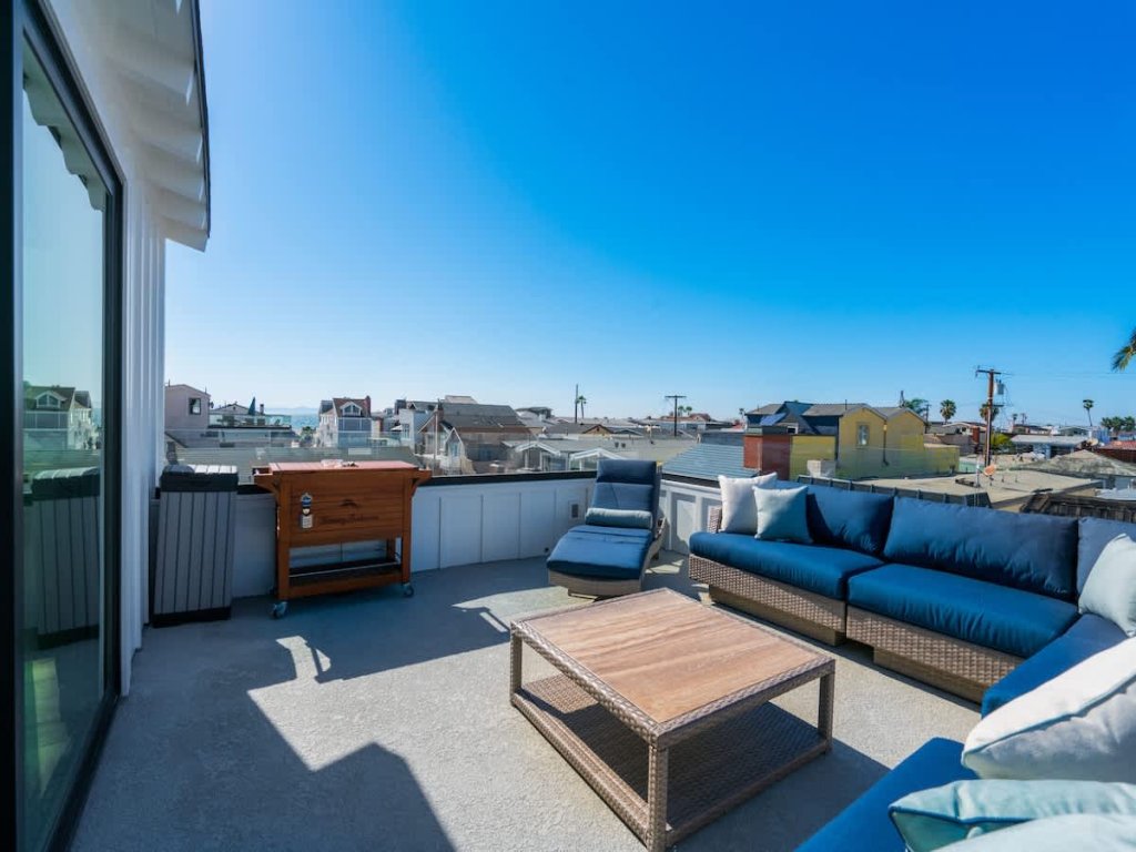 130 39th | Stunning 3 Story w/ Rooftop Deck Vacation Rental in Newport Beach - RedAwning