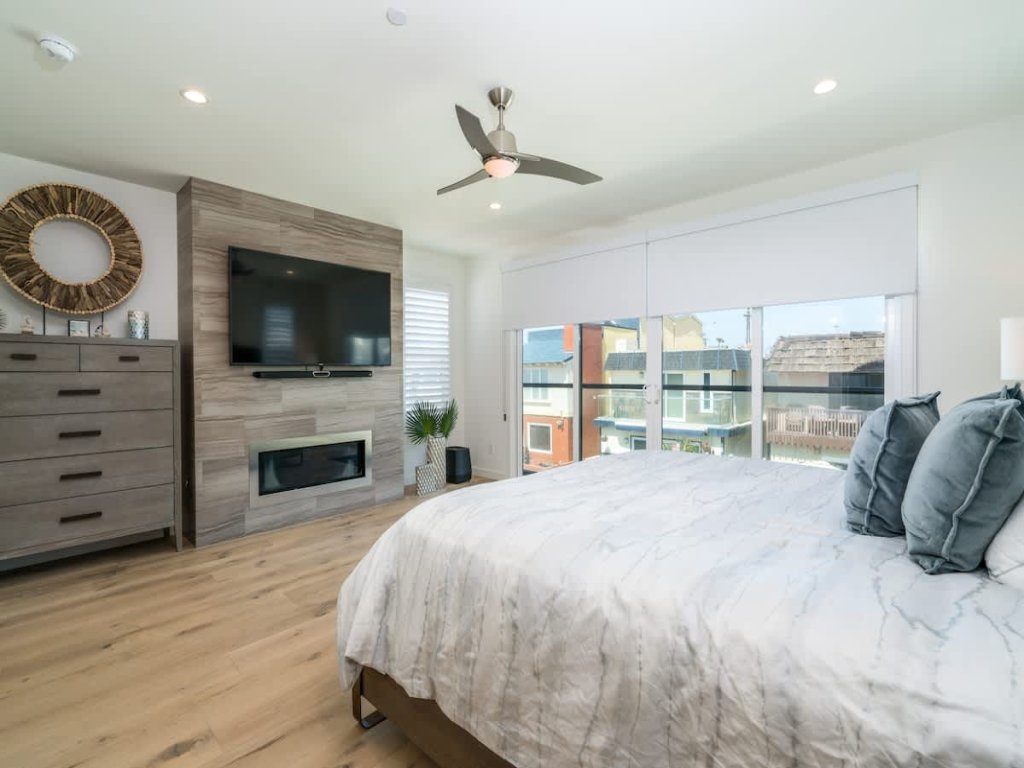 130 39th | Stunning 3 Story w/ Rooftop Deck Vacation Rental in Newport Beach - RedAwning