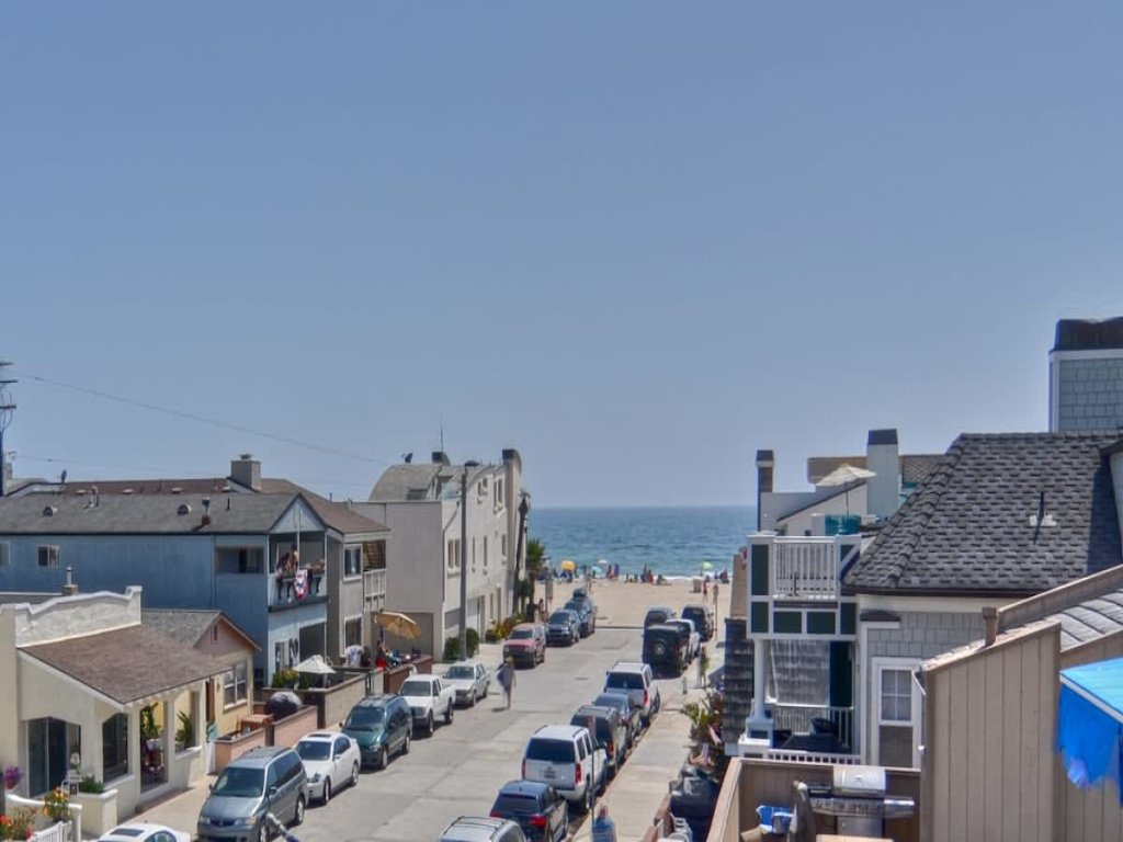 130 39th | Stunning 3 Story w/ Rooftop Deck Vacation Rental in Newport Beach - RedAwning