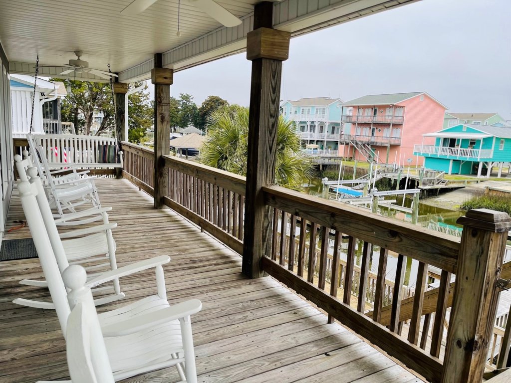 Beach Bells / 142 Tarpon Drive Vacation Rental in Holden Beach - RedAwning